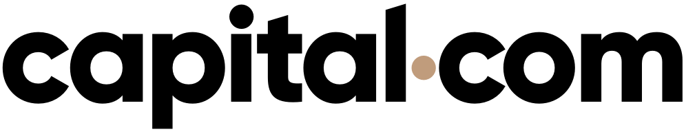 Logotyp "capital.com" zapisany małą, pogrubioną czarną czcionką. Kropka między słowami "capital" a "com" ma kolor beżowy/jasnobrązowy.