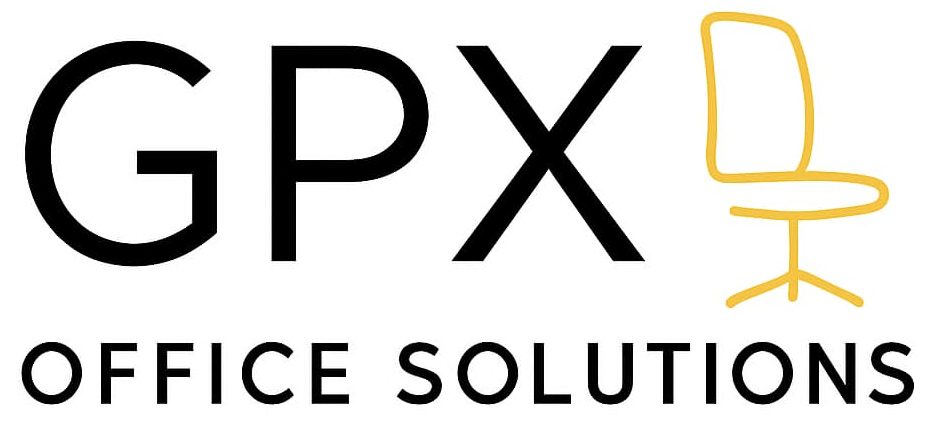 Logotyp firmy GPX Office Solutions na białym tle. Składa się z dużego, czarnego napisu „GPX”, obok którego umieszczono żółty symbol graficzny przedstawiający kontur krzesła biurowego. Poniżej znajduje się napis „OFFICE SOLUTIONS” wykonany prostą czcionką.