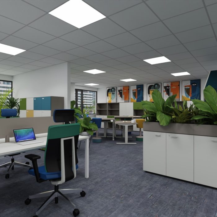 Nowoczesne biuro open space z białymi biurkami i zielono-czarnymi fotelami. Na pierwszym planie niska biała szafka pełniąca funkcję donicy z bujną zielenią. W tle widoczne kolorowe panele akustyczne na ścianach oraz duże okna.